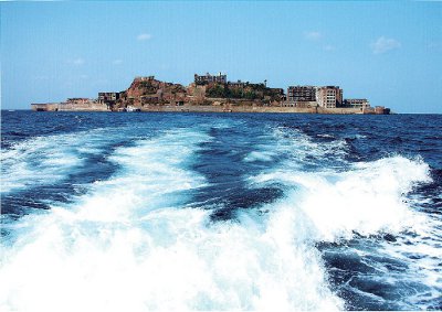 「蒼い海に浮かぶ端島」大崎満洲美（熊本県葦北郡）